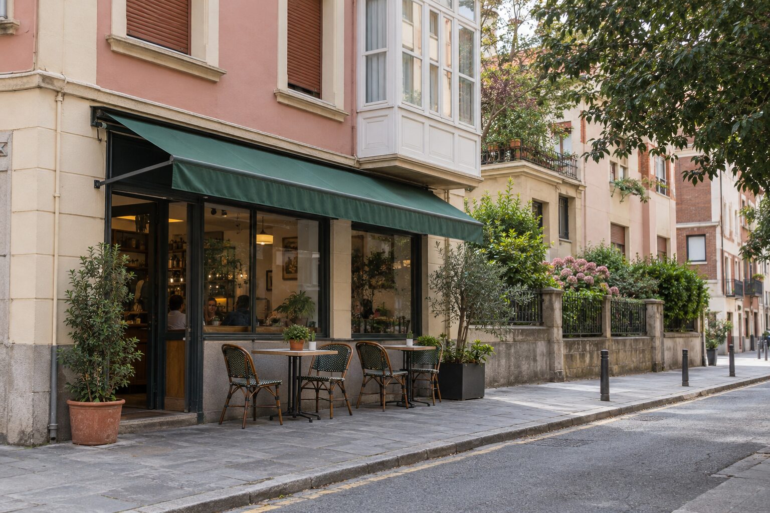 The green-awning storefront of G cafe Bilbao on Zuberoa Etorbidea in Irala